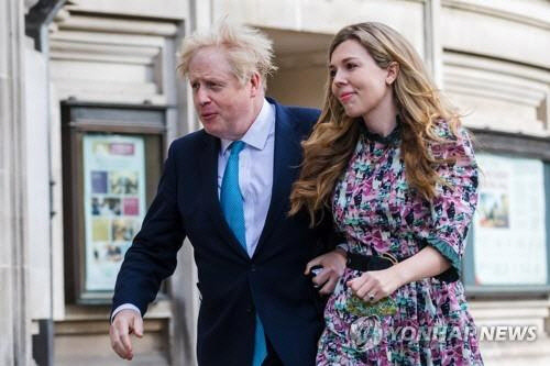 존슨 총리와 약혼녀 시먼즈. [사진제공=연합뉴스]